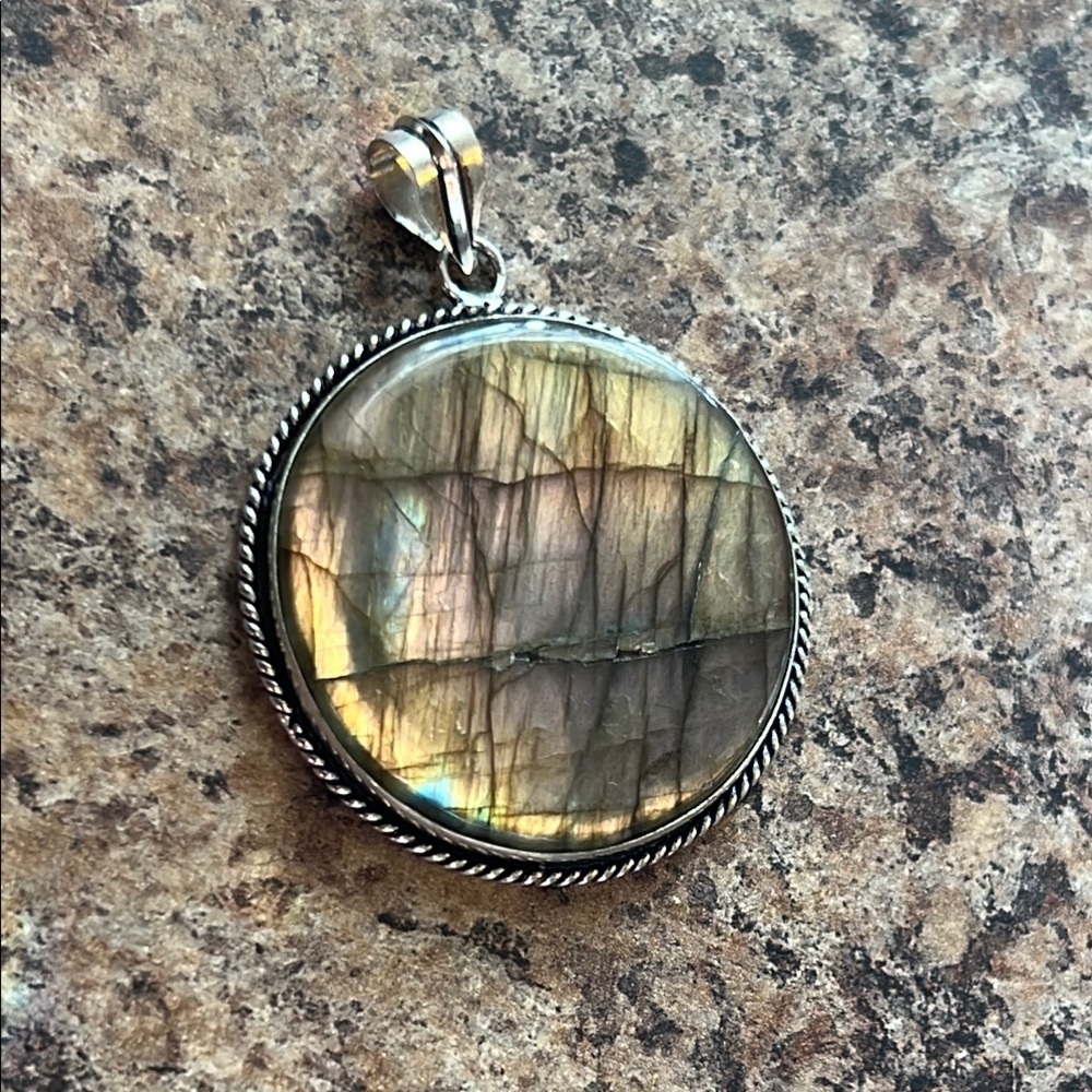 Gorgeous Labradorite Pendant Necklace
Amazing flash!